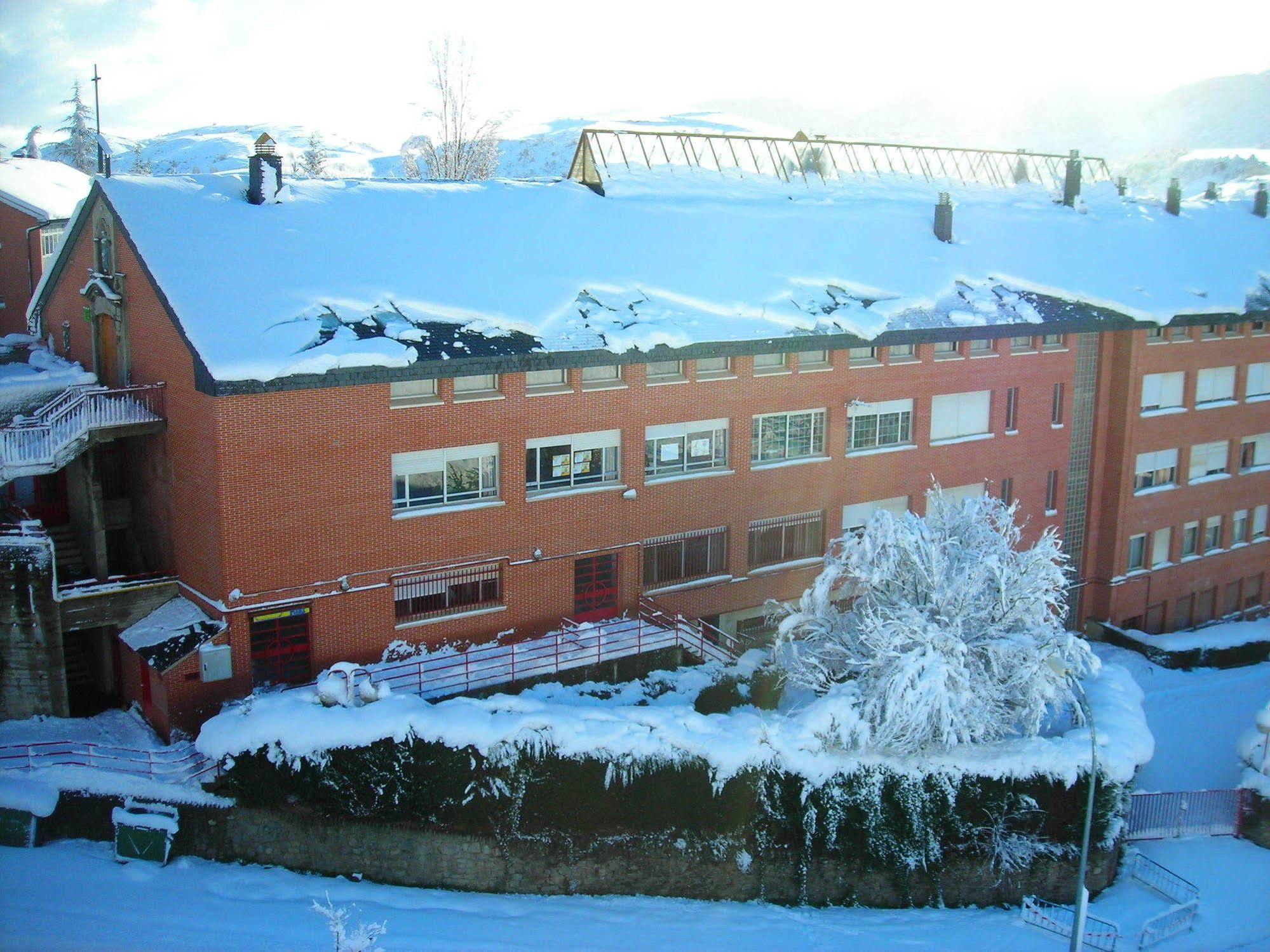 Residencia Albergue Jaca Buitenkant foto